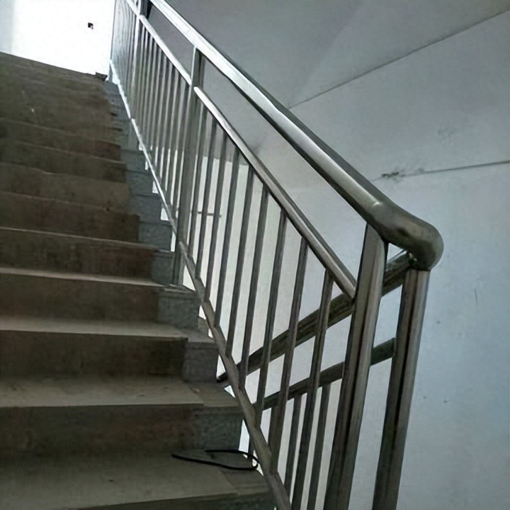 不锈钢楼梯扶手价格计算_装修用楼梯栏杆不锈钢管报价表_室内楼梯不锈钢栏杆成本分析