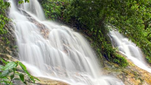 从风水上来讲家里客厅和餐厅装玻璃好吗_家里装楼梯风水好不好_楼梯在客厅和餐厅之间