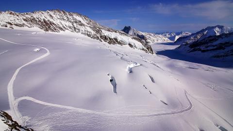 从风水上来讲家里客厅和餐厅装玻璃好吗_家里装楼梯风水好不好_楼梯在客厅和餐厅之间