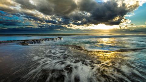 后门正对一条小路的风水_楼梯在客厅和餐厅之间_大门穿过客厅对着楼梯风水