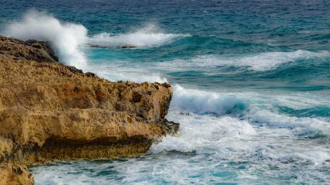 大门穿过客厅对着楼梯风水_楼梯在客厅和餐厅之间_后门正对一条小路的风水
