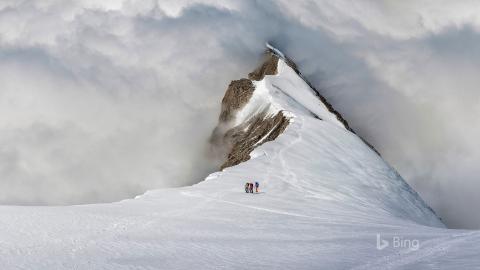 后门正对一条小路的风水_楼梯在客厅和餐厅之间_大门穿过客厅对着楼梯风水