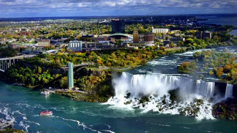 楼梯在客厅和餐厅之间_大门穿过客厅对着楼梯风水_后门正对一条小路的风水