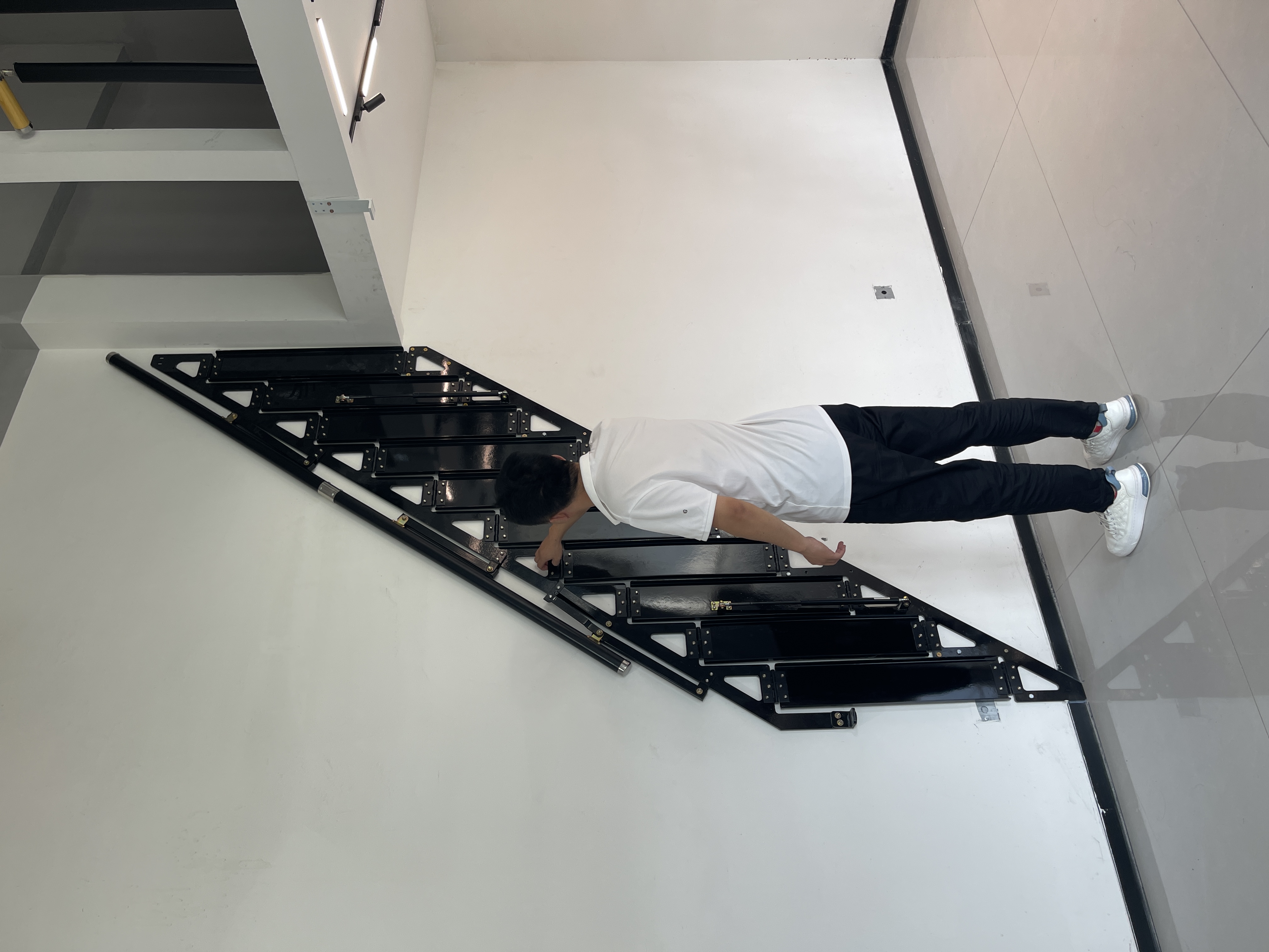 阁楼伸缩楼梯定制厂家_阁楼楼梯的装修效果图大全_伸缩楼梯节省空间优势